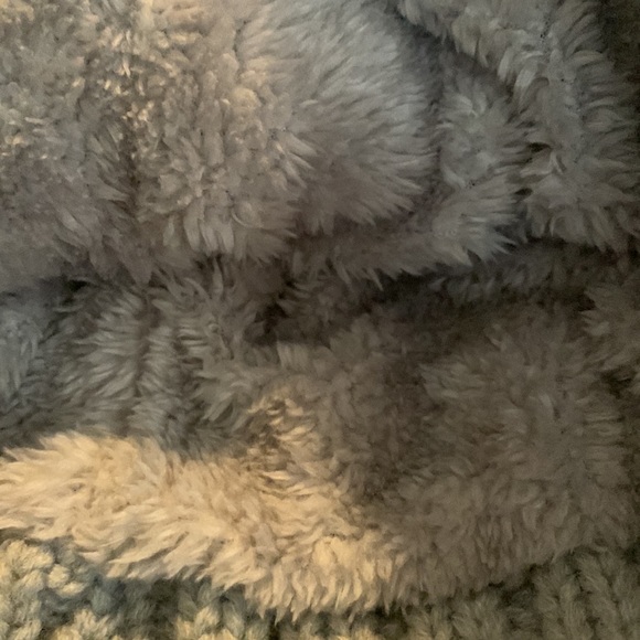 UGG WINTER HAt - Picture 4 of 4